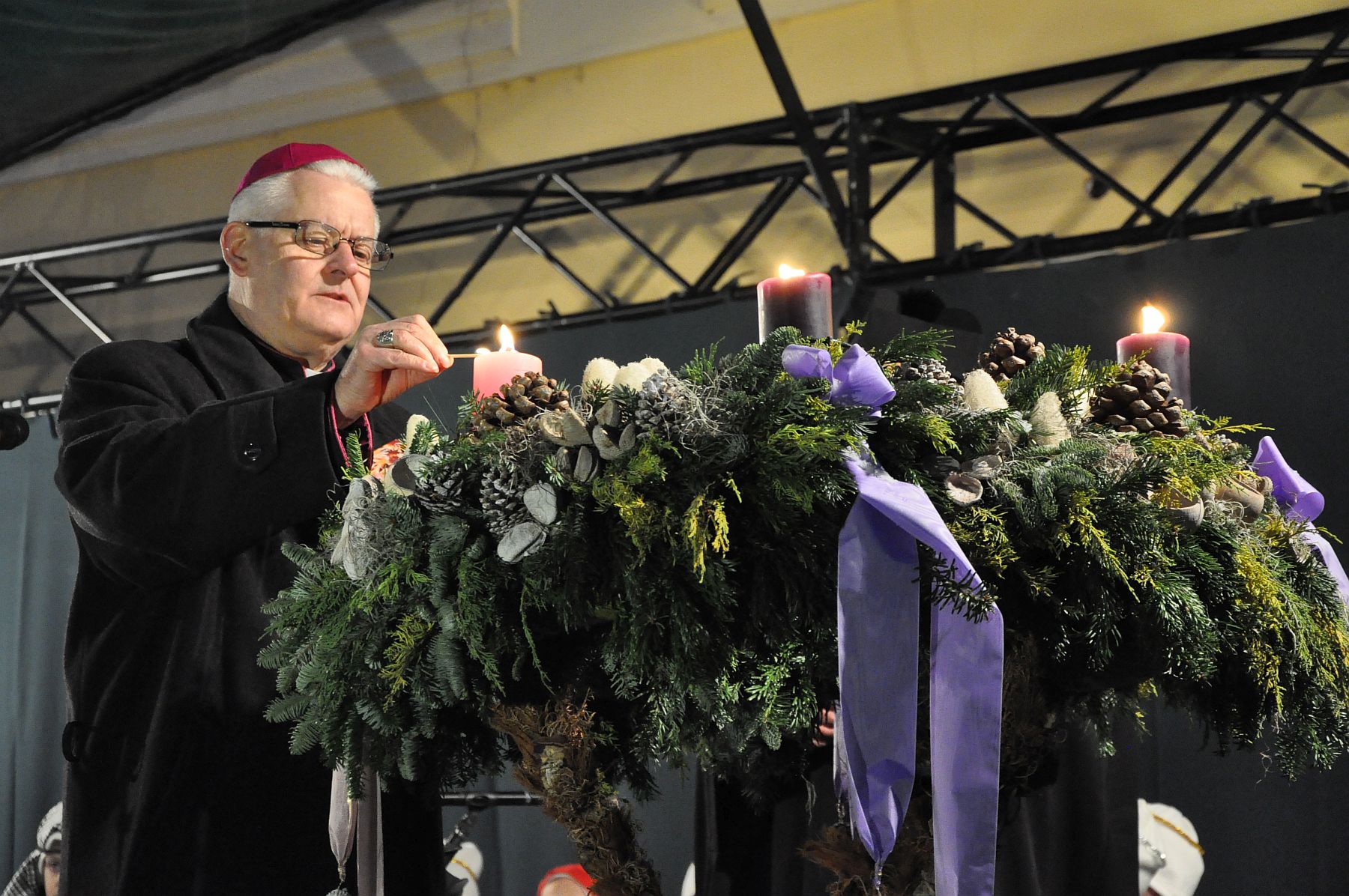 A rózsaszín, az örömöt szimbolizáló gyertya lángja is fellobbant az Adventi Udvaron